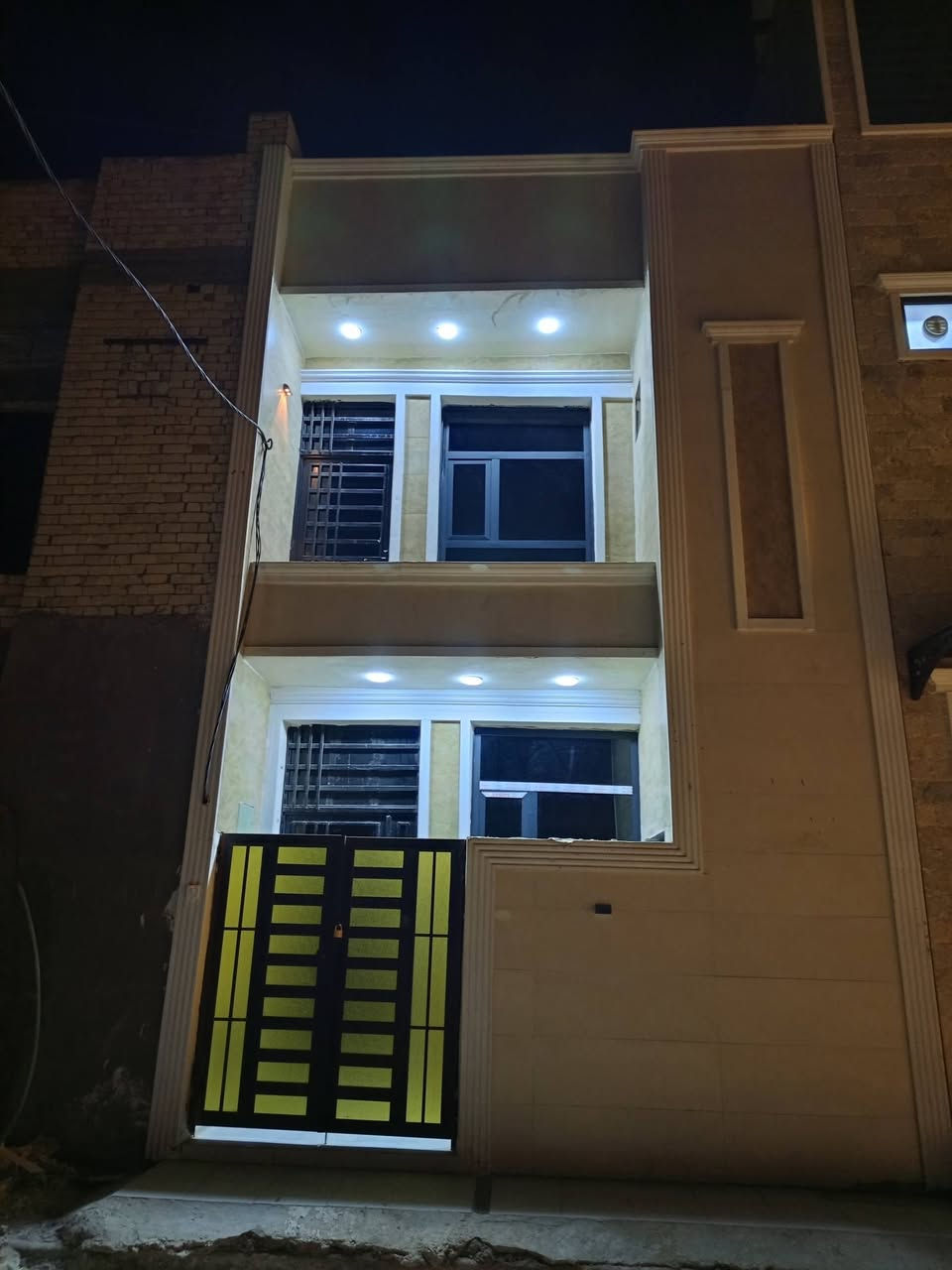 دار للبيع المساحه 50 متر طابقين بيت بنيه فرع 21 طابو سند 25 حالياً مأجر للاستفسار الاتصال على هذا الرقم ***********
