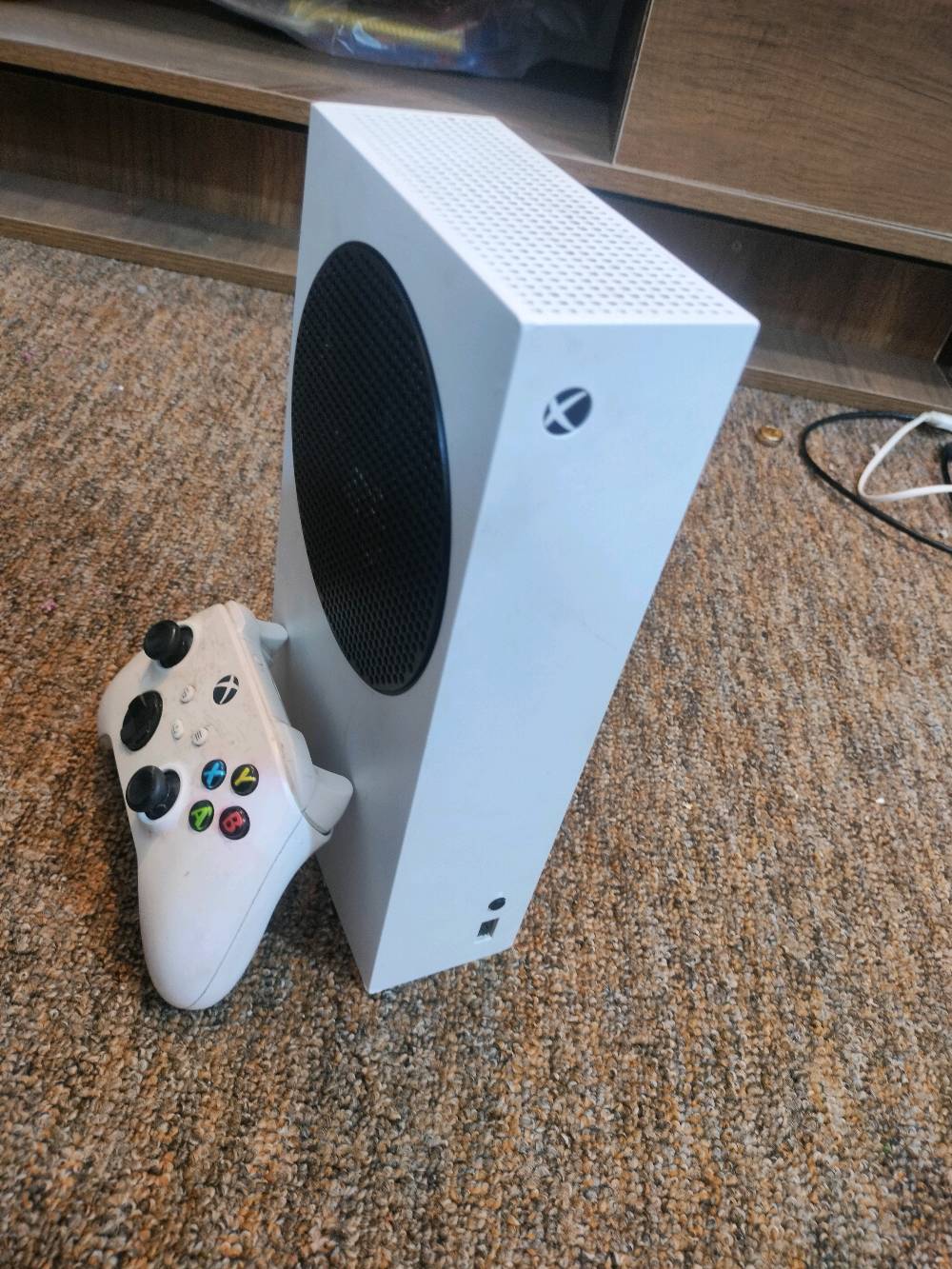 اكس بوكس سيريس اس مستعمل 
ملحقات كامل بدون الكارتون hdmi و كيبل الباور وجوستيك  

مكاني بصره شارع 14 تموز 
+ ما عندي توصيل تجيني للبيت تفحصة وتاخذة
