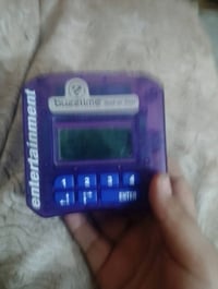 جهاز ترفيهي صغير من شركة buzztime، مثالي للألعاب التفاعلية. في حالة جي...