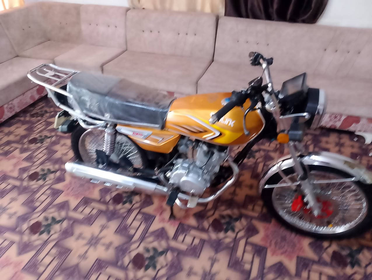 السلام عليكم للبيع دراجه تايكر سونك اصلي موديل 25 كفاله عامه دراجه جاهزه اي نقص مابيه مكينه 125دراجه بعدها على وضع شركه الوان مميز دراجه احلى من الصور مكاني واسط صويره الي حاب يشتري خلي يتصل على هذا الرقم او يراسل خاص ***********
