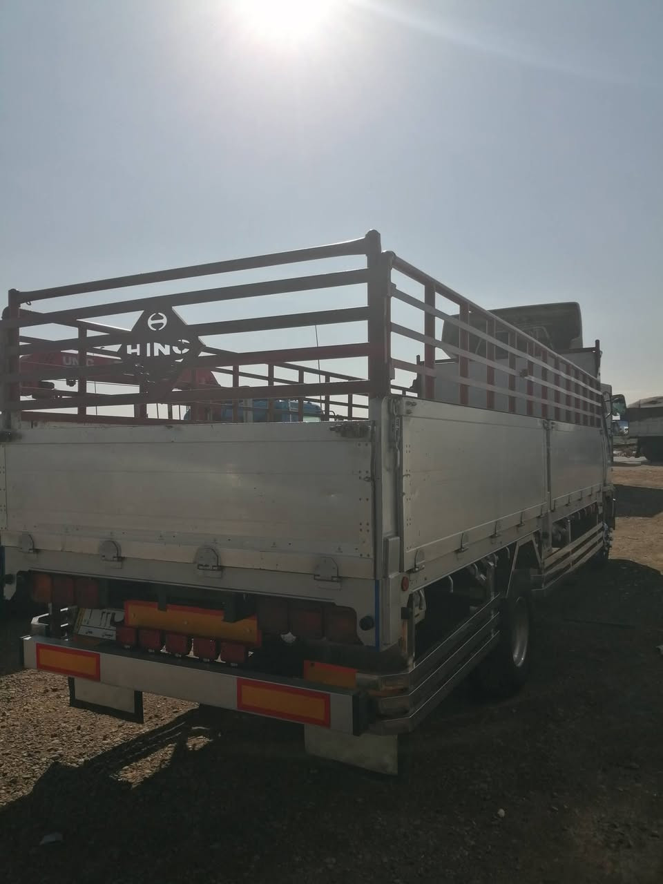 سلام عليكم هينو انكر للبيع موديل 97 اصل تحويل مباشر مكينه 80 عادي خطين مال حاويه جديده طول الشاصي سته وربع بلادي تخم تاير جديد تبريد سبلت السيارة جديده وكفاله عامه العنوان واسط الصويرة ***********
