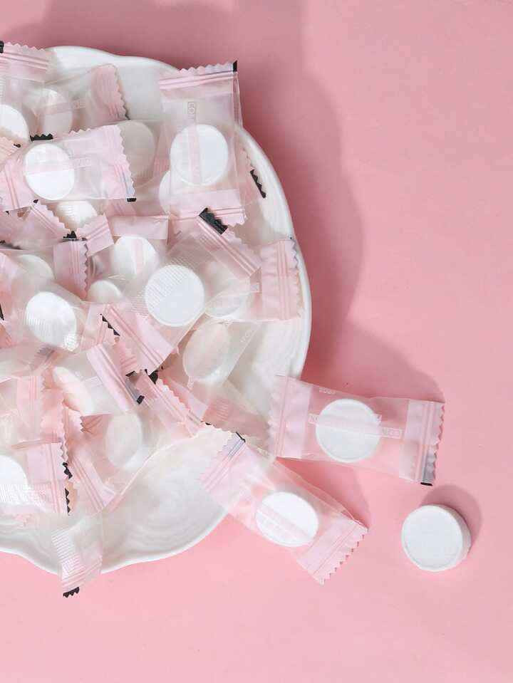 ويتدللون علينا الجميلات 🌸 

ماسك الكبسولة المضغوطة😍
هو عبارة عن كبسولة تتخلى بالماء تطلع قناع على شكل الوجه بالضبط   
بعدين أجيب الماسك و نخلي بالتونر الخاص …وهسة صار الماسك مشبع بالتونر ونخلي على الوجه لمدة ١٥ دقيقة  وبعدين نشيله ونخلي مرطب 
ينفع للبشرة الدهنية ؟  أكيد ينفع بس لازم التونر خاص للبشرة الدهنية 
شنو ممكن أستخدم بدل التونر ؟ مي الورد ينفع 
شنو الفائدة من ماسك التونر هذا ؟ 

أولا : الترطيب.  
 ثانيا : يخلي دهون البشرة تطلع برة مثل فكرة نخلط مي وزيت الزيت يصعد فوك 🌸
 ثالثا : يعالج مشاكل البشرة  مثل الحبوب والجفاف 🌸
رابعا : يعيد بناء الجلد بعد فترة من الإستخدام وهيج يخلص البشرة من آثار الحبوب والحفر 🌸
خامسا : يصغر مسام البشرة🌸
سادسا : لازم مواظبة لمدة شهر حتى نحصل على النتيجة🌸

زين الماسك المضغوط يستخدم بس ويه التونر ؟ أكيد لا... تكدرين تستخدمي ويه أي ماسك إنتي حابته مي رز ، جل الصبار أو سيرومات مثل فيتامين سي و هايرونك أسد تخلي كماسك.🌸
الكيس يحتوي على ٥٠ ماسك مضغوط🌸 بغداد, العراق


**إذا كنت صاحب هذا الإعلان وتريد حذفه لأي سبب، رجاءا أرسل رسالة إلى الدعم الفني**