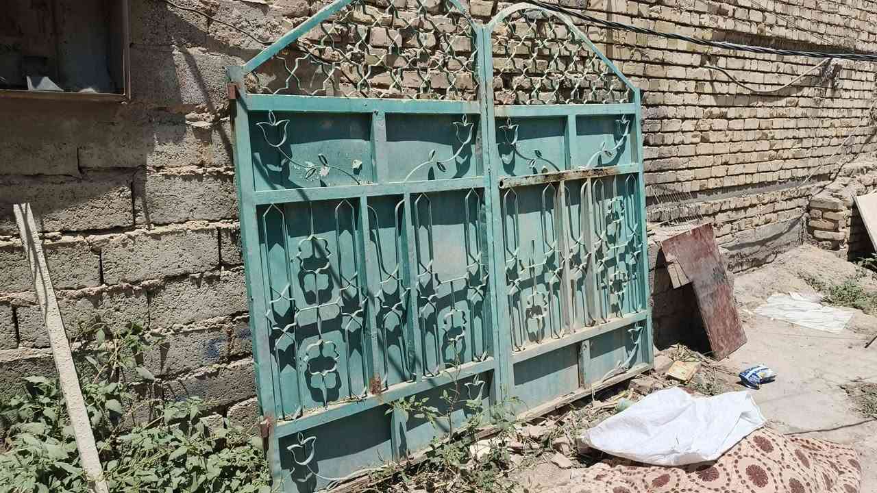 سلام عليكم باب عرضه 2ونص وطواله 3م حديد ثقيل الباب نضيف السعر 250وبي مجال  ***********

