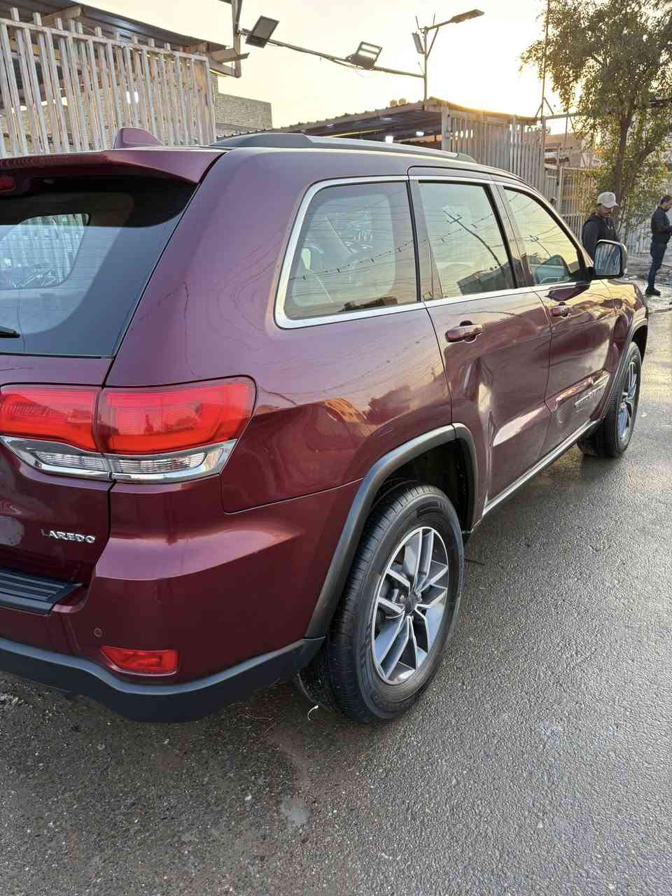 السلام عليكم
سياره جيب موديل 2019  خليجي 
 فئه Laredo
ماشيه 86,000
فتحه مري شفط  وبعد معروفه موصفات لريدو 
بيها ضرر جاملغ وبنيد بدون دواخل وبيها شويه صبغ بل جاملغ الخلفي 
كير مكينه كفاله 
حداديه كفاله 
السعر 235
لتواصل *********** 
العنوان بغداد الجديده
