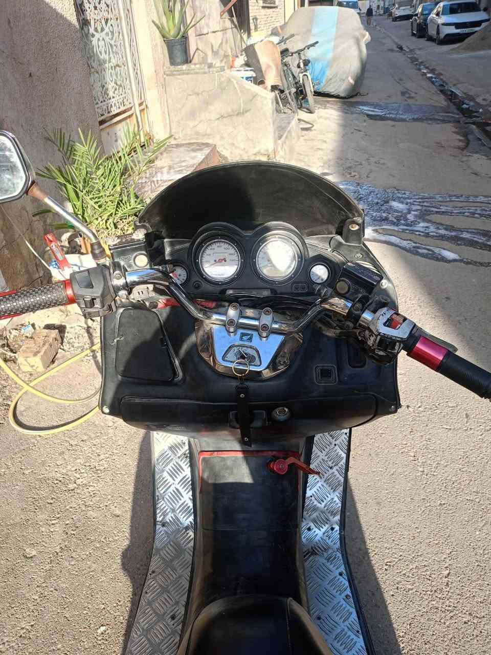 سلام عليكم
Mf Forza 06
موصفات الدراجه 👇🏻
1دراجة بلاديه برغي ما مفتوح بيه 
2بريكات بل مكان
3دشبول كله شغال 
4كهربائية كله كامله 
5تايرات جدد 
6نضافة الكفرات 60٪
7مزوده يدات بريك +يدات سكليتر مال Tmax 
8دراجة خرسه 
دراجة عوزه بس تنضيف للكابريتر بس 
السعر 550وبيه مجال قليل 
العنوان بغداد الاعظميه 
للتواصل *********** 
ملاحضه دراجة اراوس و ابيع حسب القناعه...
