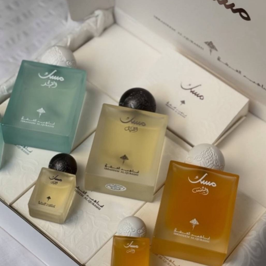 ⁨ سيت مسك ابراهيم القرشي لكلا الجنسين Ibraheem Al Qurashi Musk Perfume Set Unisex 🩵🫧🍬 
يتضمن 6 عطور متنوعة بروائح مميزة وغنية. 
♡  الحجم الكبير 3 قطع 75ml 
♡ حجم ميني 3 قطع 10ml 
النـوتـات العطرية :
- مسك الليل : 😔🌠
البرغموت، الكشمش الأسود، التفاح
خشب الأرز، الباتشولي، الكراميل
المسك، العنبر، الرمان
مسك الشمس : ☀🥹
القرفة، الهيل، زهر البرتقال، البرغموت.
 البوربون، الإليمي، الفانيليا.اللوز الحلو، المسك، الأمبروكسان، خشب الغاياك.
مسك القمر : 🌙💋
الليتشي، الراوند، البرغموت، جوزة الطيب. الورد التركي، الفاوانيا، المسك، الفانيليا، البتاليا. الكشميران، البخور، خشب الأرز، نجيل الهند الهايتي

سعر البكج ٣٥ الف
توصيل لجميع محافظات العراق ٣ الاف فقططط


**إذا كنت صاحب هذا الإعلان وتريد حذفه لأي سبب، رجاءا أرسل رسالة إلى الدعم الفني**