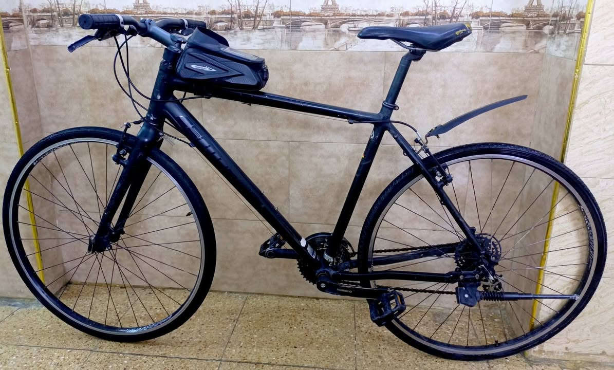 السلام عليكم شلون كباتن 🌄
الوحش للبيع بايك C700 ماركة سنتريون الماني العالمية  الغنية عن التعريف 🤩🥰 الدراجة كلها ليبل واحد مختم سنتريون (ركبة ستيرن / ستيرن /قفل بوري سرج // ويالة )

قياس الفريم//53 🤩 🥰 

معدن الدراجة //فول المنيوم  وزن خفيف ماشة أمامية صب 🥰🥰 

فريم الدراجة // مضلع فول ضخامة // حديث يصير نظام ماسحات ونظام بريك دسك 🥰😍

سستم الدراجة // شيمانو اصلي بالكامل  // عدد نمر 8*3😍

تايرات الدراجة عريضة  نظافة فول انسى طسات ☺️ 🤩 
نظافة البايك// 90*100☺️😊 

ويالة الدراجة ماركة سنتريون الماني فول سلاسة ومتانة 🤩💪
مع ملحقات هدية// ستاند اصلي // جنطة تحط بيها العدة  محفظة تلفون بالي يعجبك 💪👍

سعر 200 الف وبي مجال 👍💪
بغداد القاهرة قرب حلويات عدنان//***********
