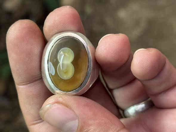 السلام عليكم 
متاح خاتم بحجر السليماني عينين 
قياس 24 صياغة ثقيلة صب 
يوجد خدمة توصيل لجميع المحافظات 
***********
