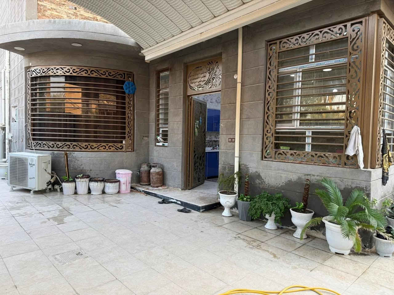 #سعر جدا #مناسب 

🏠/ دار #للـــــبيــــــع مـــع #الآثـــاث او بــدون #آثــــاث 
  
فـٓي #الــصـــحــه قــرب مــطــعــم ابــو صفاء او قـرب #مــارينا

_________________  #طــــابــــو #زراعـــــي #ســــنـــد 25

المساحـــــــة // 300م  
 
الواجهـــــــــة // 17.7م 

النــــــــــــزال //  17م 
عــرض الشــارع // 8م 
_________________
🧱🏗️ #الطابــــــــــــــق #الأرضـــــــــــــي
 غــــرفــــتين نـــوم  و صالـــــــــة وهـــــــــــول ومطبـــــــخ   ومجمــــــــــع صحيـــــــــات وگـــــــــراج ســـياره كــــبيــر جــــدا  وحديقـــــــــه كــــبيــــره  جـــدا
🧱🏗️ #الطابــــــــــــــق #الثانــــــــــــــــي

#مـــجـــــمــع صــــحـــيـــات #مـــشـــتـــرك 
_________________💲
___________________
للأستفســـــــار عــــــن السعــــــــر يرجـــــــىٰ تـــــــرگ تعليـــــق (السعـــــــــر) #وسيتــــــم #الـــــرد 
__________________

_________________💲
#مكتـــــــــب
                🏘️أمــــــــلاك بابــــــــل للعقـــــــار🏘️
#الكــــــــائن

☎️ *********** واتساب☎️‏‪0782 220 3665‬‏ واتساب
    شارع_الكرامة_قرب_الضريبة_مقابل_التخطيط_العمراني
        
_____________________________________________
