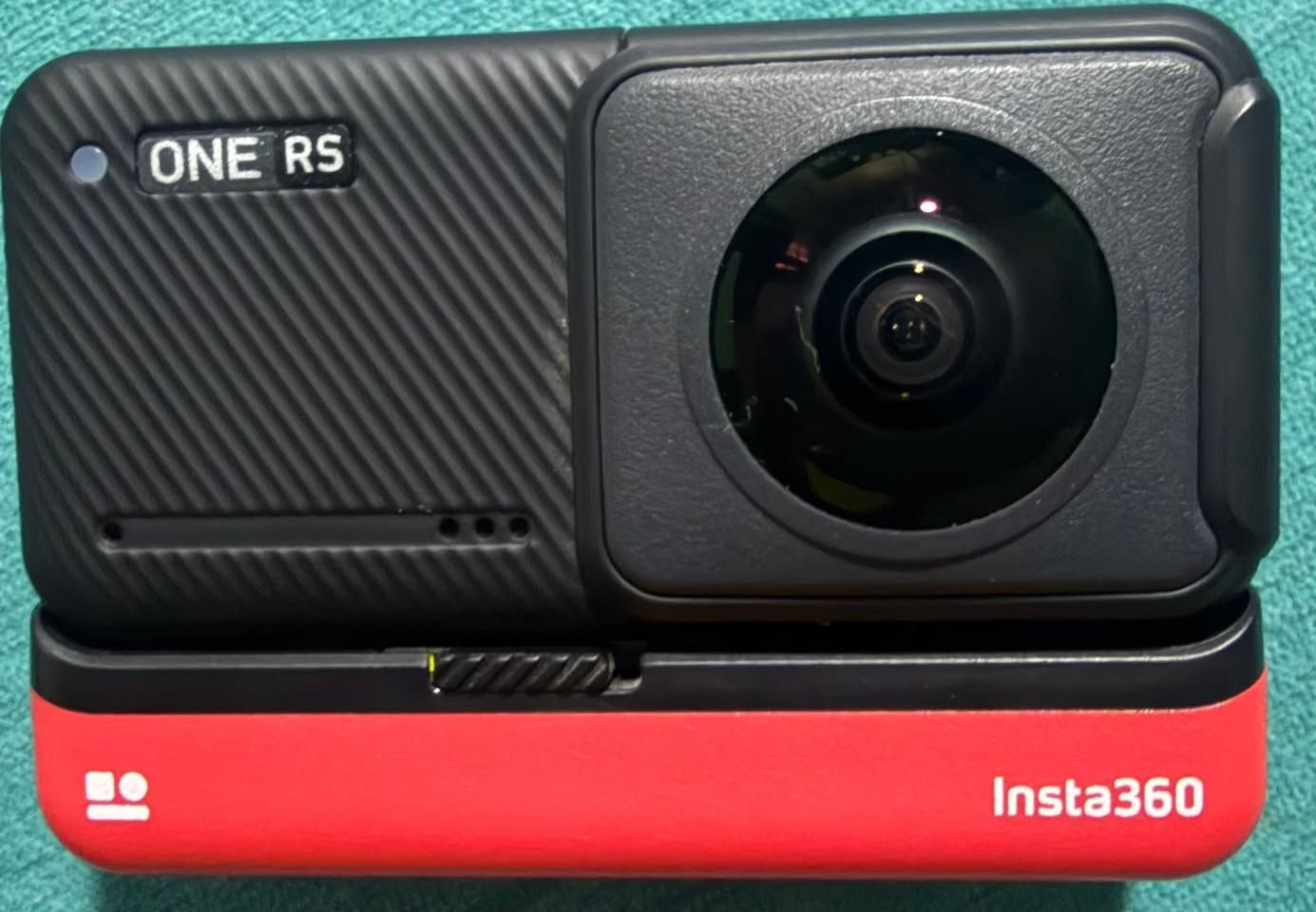 Insta360 one rs dual edition
الكاميرا معاها عدستين عدسه اكشن وعدسه ٣٦٠ درجه لتصوير ٣٦٠ درجه 
الكاميرا جديده حرفيا استخدام مرتين فقط 
معاها جراب 
معاها شنطه الادوات فيها كل حاجه تقدر تثبتها علي خوذه او علي اليد او في العربيه علي اي شئ حرفيا 
معاها زراع سيلفي طويل 
كل حاجه في كرتونتها متحافظ عليها 
الكاميرا تقدر توصلها بالموبايل او اللاب توب وتنقل الداتا من عليها 
ليها ابلكيشن للموبايل واللاب توب تعمل مونتاج بسهوله جدا 
السعر مش هنختلف عليه 
التواصل ماسنجر او واتس اب 
01008939102


**إذا كنت صاحب هذا الإعلان وتريد حذفه لأي سبب، رجاءا أرسل رسالة إلى الدعم الفني**
