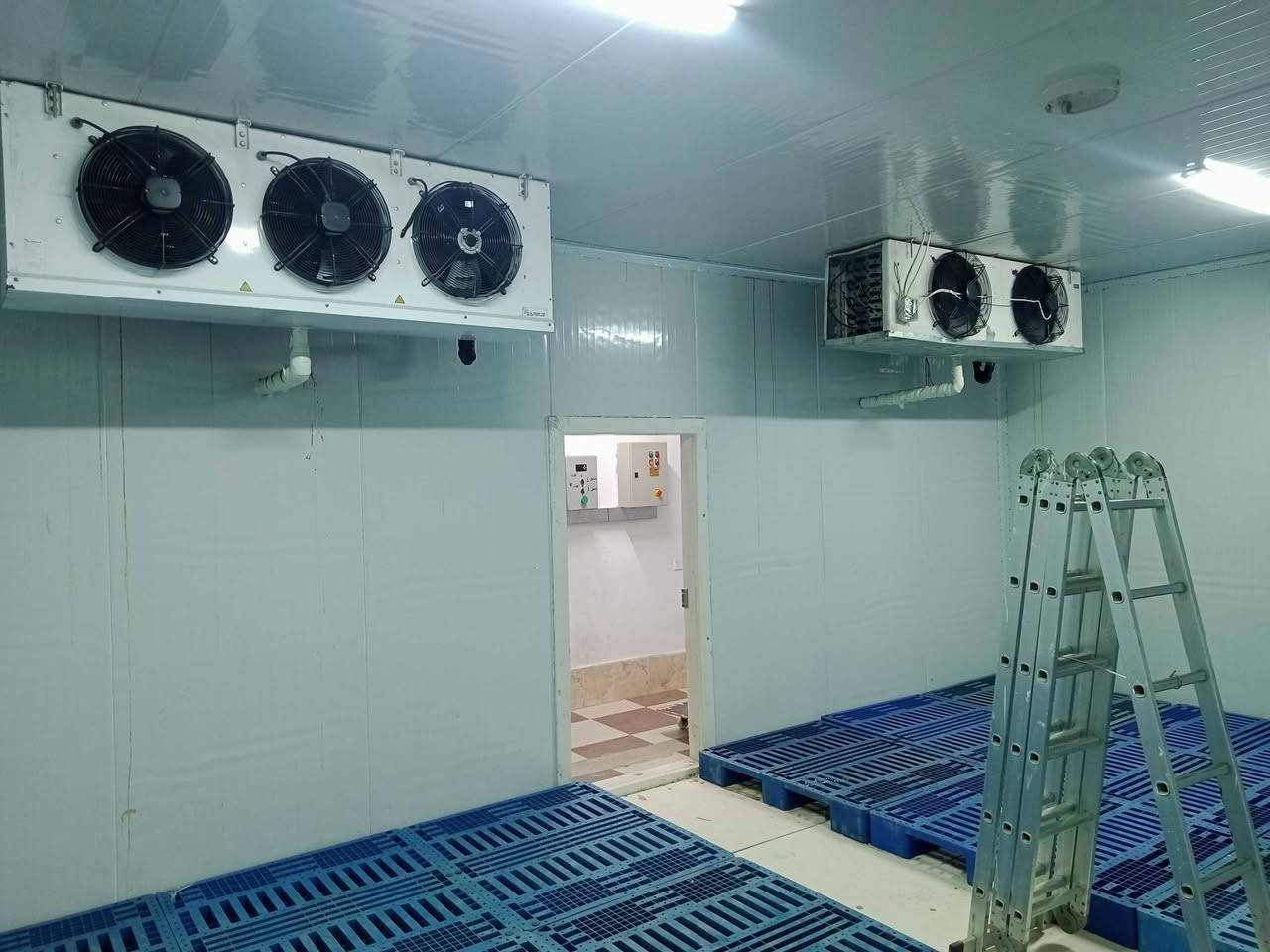 براد ارضي للبيع الطول 14 م والارتفاع 3م العرض 5م أربع  كمريسرات واحد بطحي و3 عمودي 10طن له بابين وقاطع بالمنتصف. مشتغل سنتين فقط وحاليا مفصخ  .السعر 150 ورقة  ***********  في كركوك....
