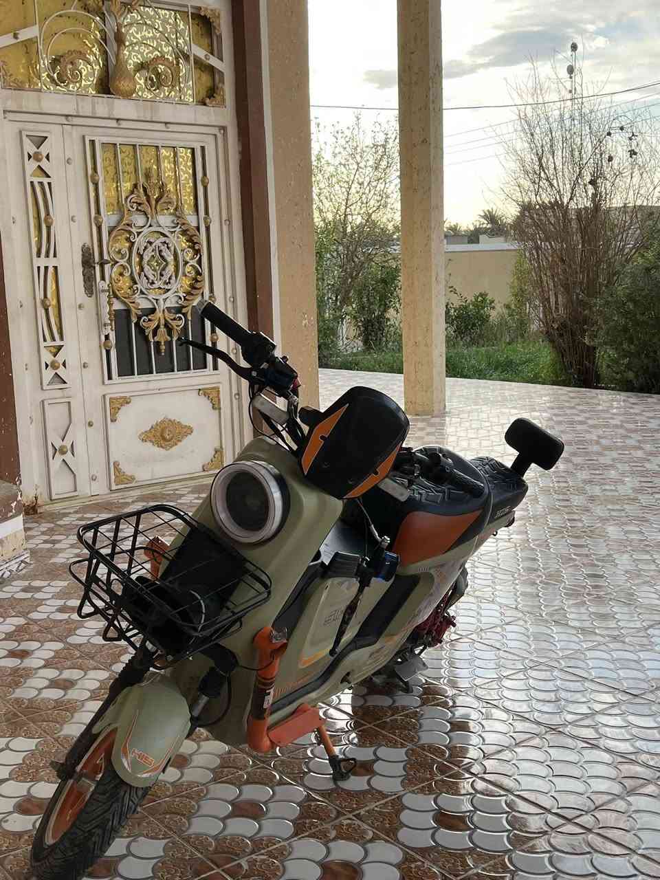 السلام عليكم عندي دراجه شحت H900مابيشي نضيف بطاريه جدد بيه جنطه بلنص ابريكات بل مكان العنوان اديالى الخالص التحويلة الكوتي الغوالبه الاتصال بل الرقم ***********
