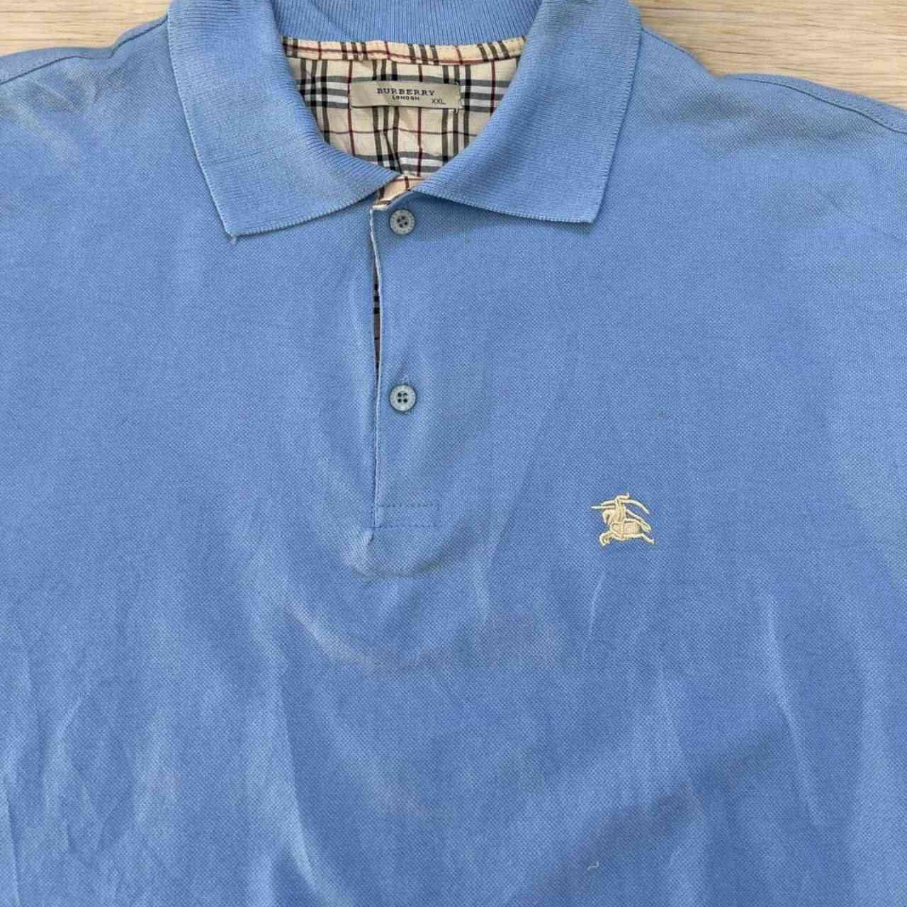 Burberry
بربري؛ حجري قُطن 100% .
القياس/ XXL سلِم .
عُرض الصدر 60 _ الطول 70 .


**إذا كنت صاحب هذا الإعلان وتريد حذفه لأي سبب، رجاءا أرسل رسالة إلى الدعم الفني**