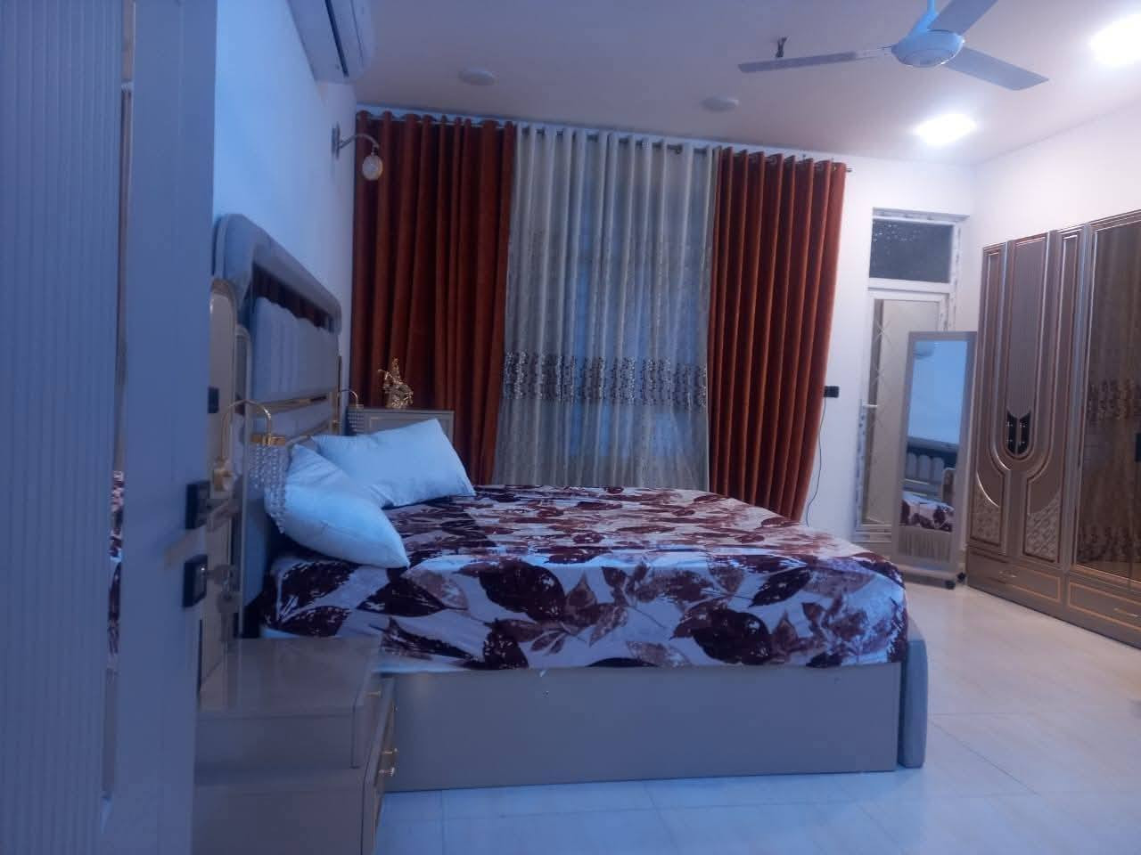 للبيع دار بناء درجه اولى 2024 موقع ممتاز البلديات شارع المصرف طابقين ونصف يحتوي على منام 4 بيهم وحده نضام اسويت + 4 صحيات استقبال صاله مطبخ                    105م   واجهة 5 وربع النزال 20 ⬇️⬇️⬇️⬇️⬇️⬇️⬇️⬇️⬇️⬇️⬇️⬇️⬇️⬇️⬇️⬇️                            الربيعي للعقار عنوان المكتب البلديات شارع المصرف مجاور صيدلية نبع العسل ونكون في خدمتكم والتوفيق للجميع أن شاءالله ✅✅✅✅✅✅✅✅✅✅✅✅✅✅✅✅
(بيع وشراء الدور السكنية والتجارية) (بيع وشراء قطع الأراضي السكني والتجاري)

 (مقاولات عامة وبناء وترميم) (تصميم الخرائط و الواجهات) بكادر هندسي متخصص 👷‍♂️🧑‍💻

#بيع_و_شراء_الدور_و_الراضي  
#بناء_تصاميم_هندسية_اشراف 
#ترويج_المعاملات  #بيع#شراء
#نشر_الدور_و_الاراضي_للبيع_او_للايجار 
#ادراة_املاك #بيع #شراء
#عقارات_تجارية_اراضي_مميزة
#دارللبيع  #دارللإيجار #ارض_للبيع
#شقق #شقةللإيجار #عقارات_بغداد 
#_تسويق_عقاري #بيوت_للايجار
#عمارات #بنايات_سكنية
#دارتجاري #ارض_استثمارية
#تسويق_عقاري #استثمارات

‏‌‎   نكفيك عناء البحث......
‏‌‎   لتمتلك اليوم عقار الغد. =======================================لسنااا االوحيدون باااالتأكيد و لكننا متميزون مجتهدون مخلصون بأداء عملنا لا نتعامل برفع سعر العقار عن سعرة الاصلي نجمع البائع بالمشتري مباشرتا ✅✅✅✅✅✅✅✅✅✅✅✅✅✅✅✅   للإستفسار الاتصال على الهواتف ***********  *********** ☎️
