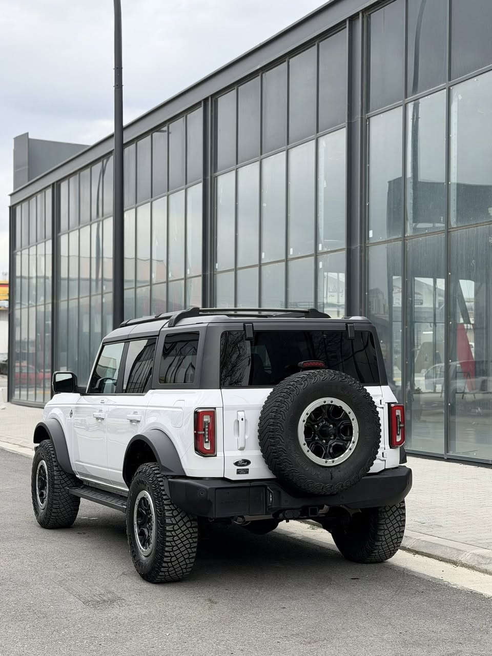 بِسْمِ اللَّهِ الرَّحْمَنِ الرَّحِيمِ
Ford Bronco OuterBanks (Sasquach pack) 2023
٥ دكم فوول
٤ سلندر  تیربو 
مواصفات ساسكواج 
٢ دفلوكات
امامي و خلفي
قفل سنتر لوك
ويالة sasquach بلادي امريكي
تاير جبلي ٣٥ goodyear
ترفیعة ٢ انج و دبلات rough country
دعامية امامي حديد بلادي
لايتات LED بلادي
سقف متحرك بلاستيك (المرغوب)
٤ كاميرات 
رادار مراية
رادار امامي و خلفي
حساسات ٣٦٠ درجة
شاشة كبير و كيج دجتال
كشنات جلد ٢ لون بلادي
كشنات هيتر و كهرباي
سماعات ماركة Bang Olfsen
امبي فاير بلادي 
تبريد قطعتين

و سيارة ربع دينار مابي مصرف
السيارة فول و سقف البلاستيك ينفرق سعرة عن السقف القماش
اذا تدور برونكو 6 سلندر فول  ماكو افول من هاي 

0770 153 7719
واتساب موجود
