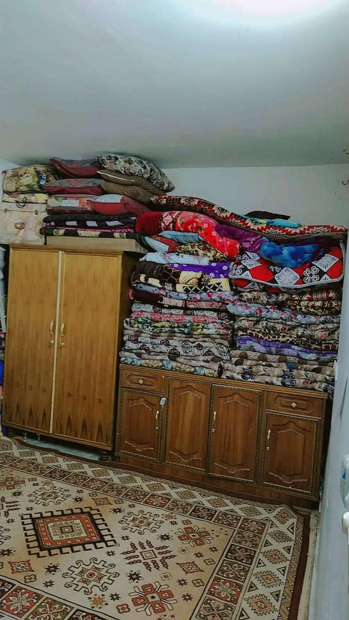 السلام عليكم بيت للبيع في منطقت الحسينيه الراشديه شارع خدمات مسقط على شارع تجاري البيت يحتوي على استقبال ومطبخ واربع غرف وصحيات داخل وخارج بيه سطحين البيت قاط ونص البيع اعكاده للستفسارعلى هذا الرقم ***********
