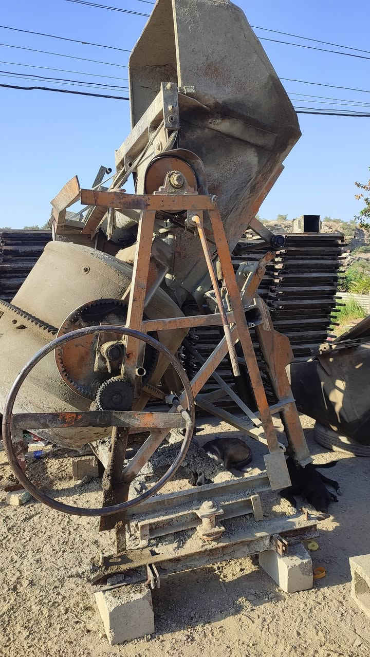 معمل كامل للبيع
قوالب شتايكر 80*80 عدد 100 قالب 4سم جوين عريض 50 جوين رفيع 50
 نظافه قالب 100/80

150 قالب 60*40 4سم نظافه قالب 100/90

خباطه عدد 2 وحده شغاله نضيفه 100/90

وثانيه بس بيه نقص جدر و موطور 
هزاز عدد 1 
***********
***********
