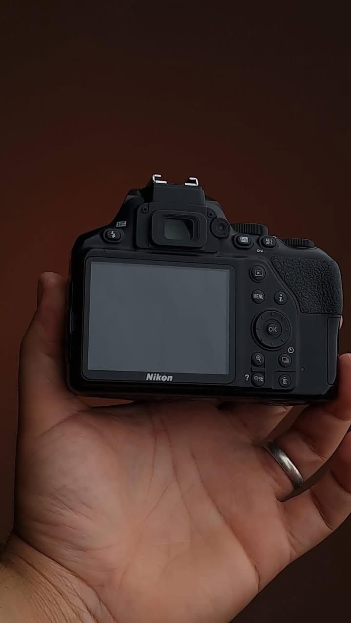 📸 إعلان بيع كاميرا Nikon D3500

متوفر للبيع كاميرا نيكون D3500 بحالة ممتازة، مناسبة للمبتدئين وصناع المحتوى ومحبي التصوير الفوتوغرافي، تتميز بسهولة الاستخدام وجودة صور عالية.

🔹 مواصفات الكاميرا:
- دقة تصوير 24.2 ميغابيكسل
- مستشعر APS-C CMOS
- تصوير فيديو Full HD 1080p
- شاشة LCD بحجم 3 إنش
- نظام Guide Mode لمساعدة المبتدئين
- تصوير متواصل حتى 5 صور في الثانية
- اتصال Bluetooth (SnapBridge) لنقل الصور للهاتف
- بطارية قوية تصل إلى حوالي 1550 صورة في الشحنة الواحدة

📷 كاميرا مثالية للتصوير:
- الشخصي والعائلي  
- السفر والطبيعة  
- صناعة المحتوى والسوشيال ميديا

السعر 400 الف

📍 العنوان: بغداد – حي تونس  
📞 رقم الهاتف: ***********

للاستفسار أو الشراء يرجى الاتصال على الرقم أعلاه.
