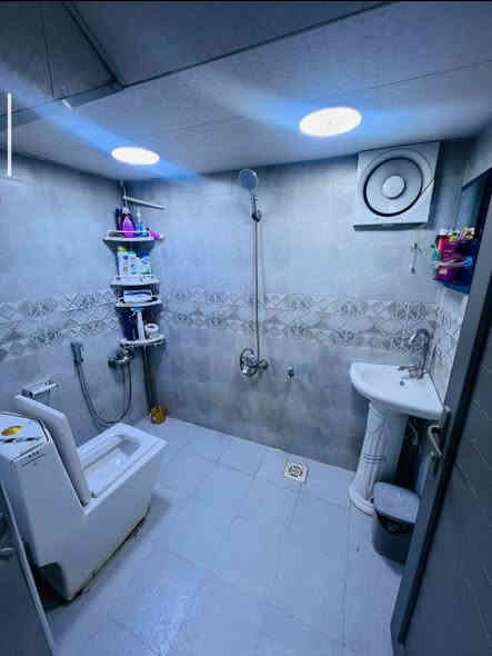 بيت للبيع القبلة حي القائم قرب شارع المعارض
موقع البيت وسط ركن)
المساحة 260م
بالطابو
..............
يحتوي على ثلاث غرف واستقبال وصالة
ومطبخ وصحيات ........
وحديقة وكراج
السعر 270
نهائي استفسار ***********
