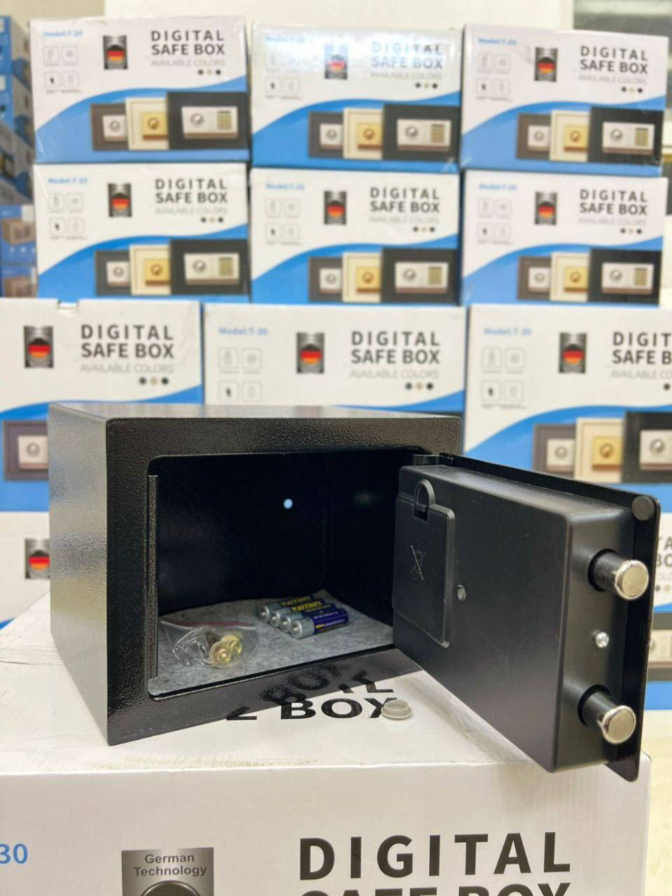 عرض 23سم ارتفاع 17سم عمق 17سم وزن 2 ونص سعر 30 الف توصيل مجاني جميع المحافظات العراق للحجز والاستفسار مراسلة واتساب *********** بغداد, العراق
