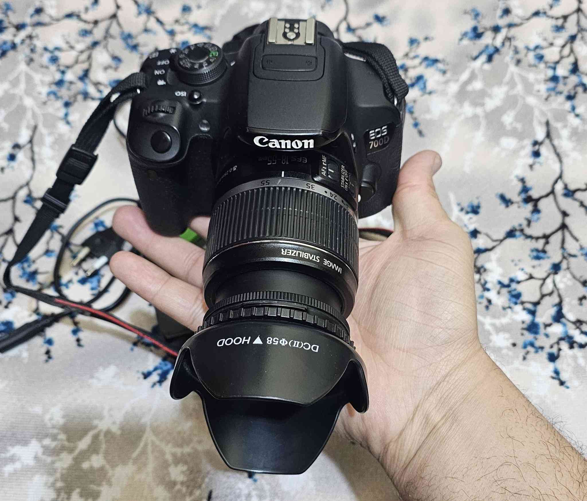 السلام عليكم كامرا كانون 700D مع عدسه 18 55 
الكامره نضافه ١٠٠ استمال جدا قليل مع رام ٦٤ ما بطاريه وشاحنه وهود للعدسه وقبق العدسه مع حزام الكتف وتحويلات السعر ٣٥٠ 
توصيل موجود مكاني نجف ***********
