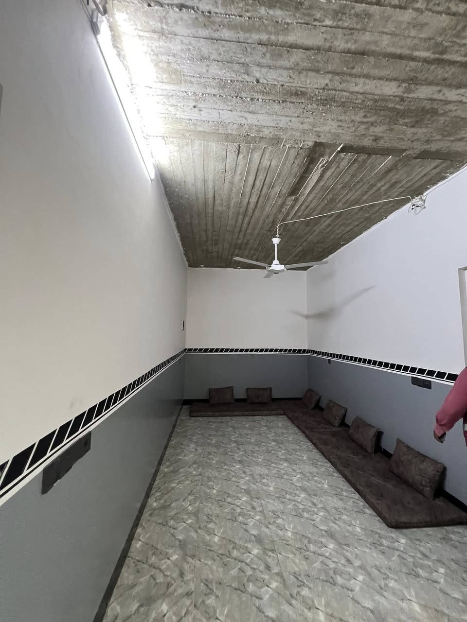 ---
🏠 للبيع - بيت حديث بحي القوسيات  
قرب جامع عبدالله بن أبي قحافة

📐 المساحة: 156 م² | الواجهة: 12 م | النزال: 13 م  
🛌 التفاصيل: غرفتين نوم + هول استقبال + مشتملات  
🔨 البناء: حديث - جاهز للسكن  
📍 الموقع: مميز ومرتفع، 30 متر عن التبليط  
💧⚡️ الخدمات: ماء + كهرباء متوفرة  
📜 السند: زراعي نموذج 25 حق التصرف، سند أبيض، واصل بلدية  

💰 السعر: 60 مليون - قابل للتفاوض

📞 للاستفسار:  
***********  
***********
---
