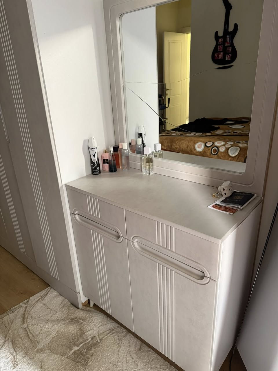 ✨ للبيع – طقم غرفة أنيق (بدون سرير) ✨
طقم غرفة مرتب وتصميمه مودرن، مناسب لأي بيت حلو ومرتب 👌  
الحالة العامة جيدة جداً والاستخدام خفيف

📌 التفاصيل:  
• خزانه واسعة وعملية  
• تسريحة مكياج أنيقة  
• مراية كبيرة  
• مقاعد/كومدينات تخزين  

📌 ملاحظة بسيطة:  
في تفاصيل خفيفة قابلة للتعديل حسب الذوق، وما بتأثر على الاستخدام

💰 السعر: مناسب جداً وقابل للنقاش للجادين  
📍 الموقع: أربيل  

للمهتمين التواصل خاص


**إذا كنت صاحب هذا الإعلان وتريد حذفه لأي سبب، رجاءا أرسل رسالة إلى الدعم الفني**