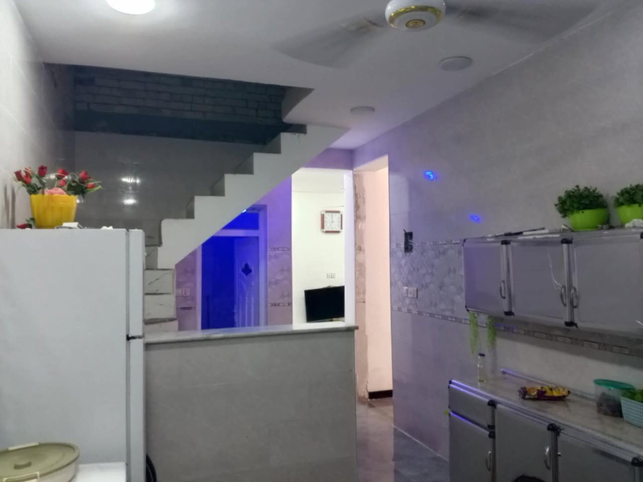السلام عليكم بيت 80متر طابو صرف بسمي الواجهة 7الى ربع وانزال 12وربع بناء حديث طابق واحد جاهز يتكون من استقبال وحمام ومطبخ  وغرفة نوم والثاني غرفه نوم وخدمات بيتونه وسطح المكان الشرطة الخامسه شارع الصوره مال سيد مزهر نفس قريب من مدرسه الماجدات للتصال ***********
