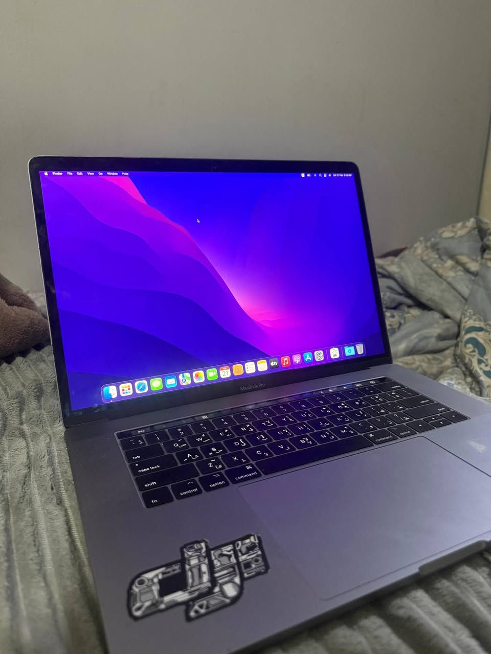 السلام عليكم
 للبيع MacBook Pro 15-inch (2016)

معالج Core i7 2.7GHz Quad-Core
 رام 16GB
 هارد SSD سعة 2TB (مساحة كبيرة ونادره)
شاشة Retina 15.4 بدقة 2880×1800
كرت Intel HD 530
الجهاز نظيف جداً استخدام شخصي
ما بيه أعطال أو مشاكل
الشاشة والكيبورد بحالة ممتازة
السعر: (650)
قابل للتفاوض
 ***********
