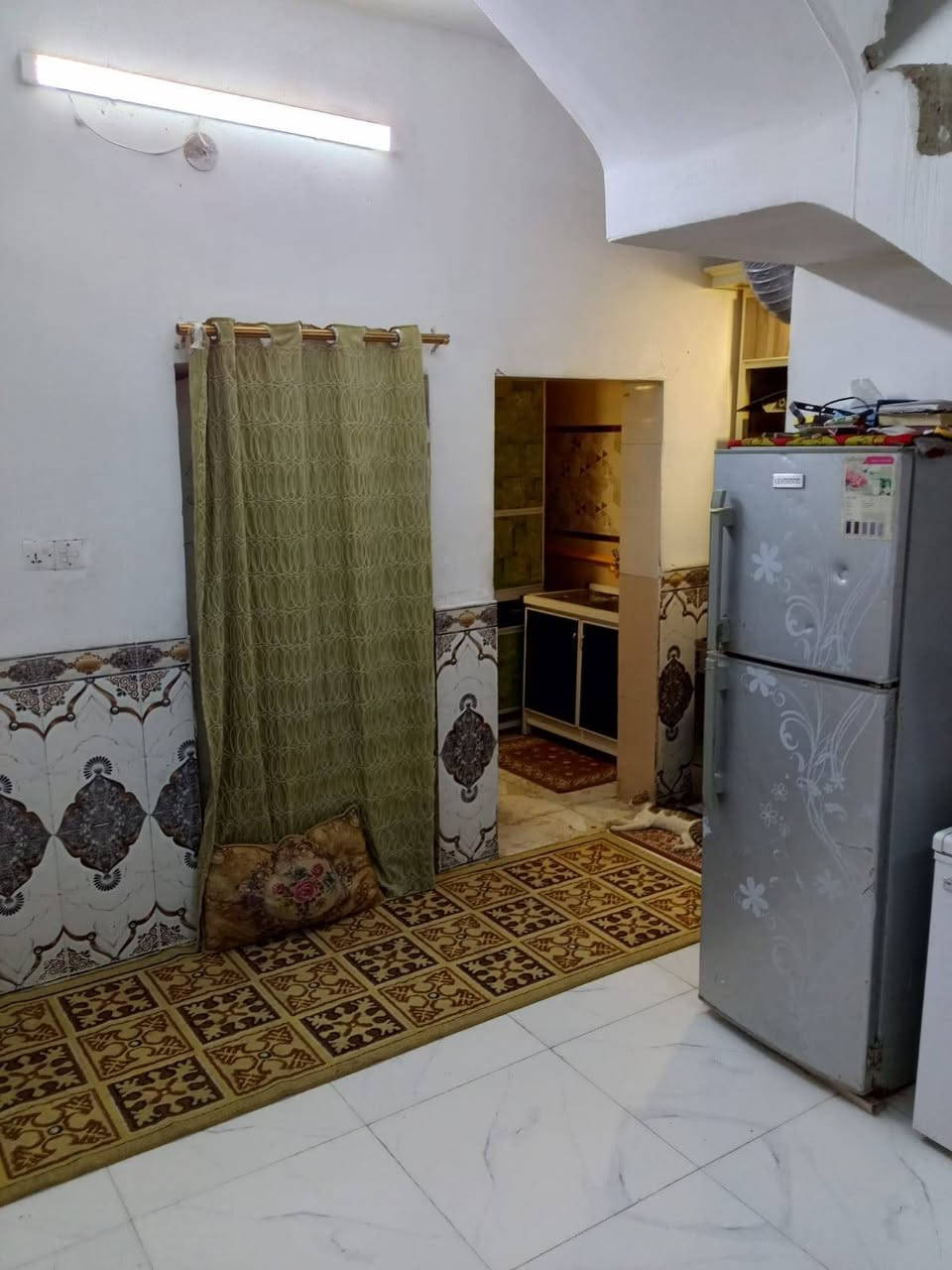 🏡 بيت للبيع - تصميم حديث وموقع مميز (على شارعين) ام الاكبر ول غزلان   بيت تجاوز شارع كراج ابو الريش
​المساحة: 100 متر مربع
البناء: طابقين
الموقع: حي ورم الكبر والغزلان
​🔹 تفاصيل وتقسيم البيت:
​3 غرف نوم: جميع الغرف نظام سويت (Master) للراحة والخصوصية العالية.
​استقبال واسع: مصمم بشكل ممتاز لاستقبال الضيوف.
​مطبخ: متكامل ومصمم بطريقة عملية.
​حولي (صالة داخلية): توزيع مريح يربط أجزاء البيت بانسجام.
​🔹 المميزات والخدمات:
​موقع  (على شارعين): 
​منطقة كاملة الخدمات:
​🛣️ تبليط وشوارع مخدومة
​💧 شبكة ماء إسالة
​🔌 كهرباء مستقرة
​🚽 شبكة مجاري متكاملة
​📞 للتواصل والاستفسار:
​***********
