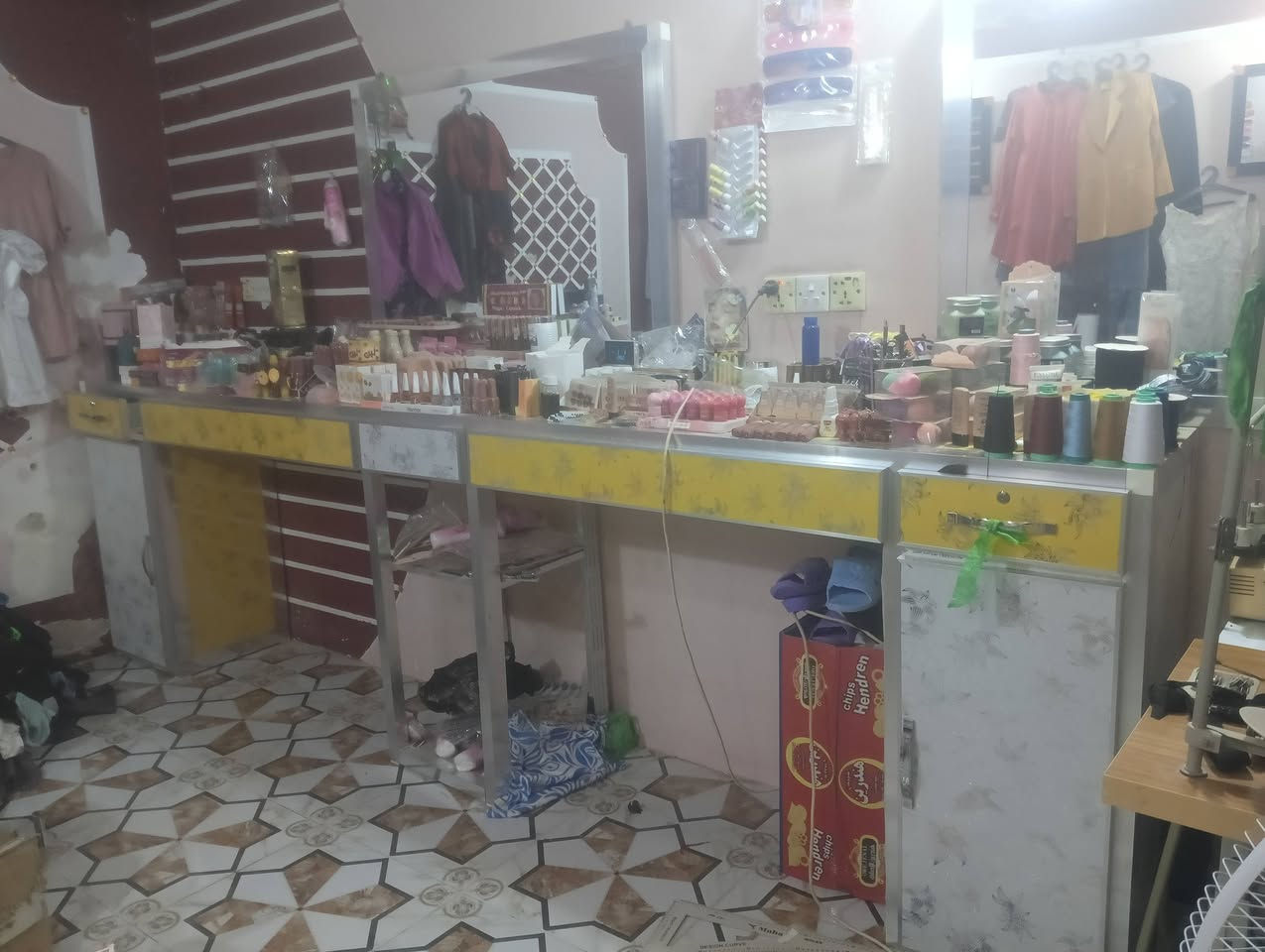 ميز حلاقه مع مرايات 2 السعر 200 وبي مجال 
للتواصل   ***********
