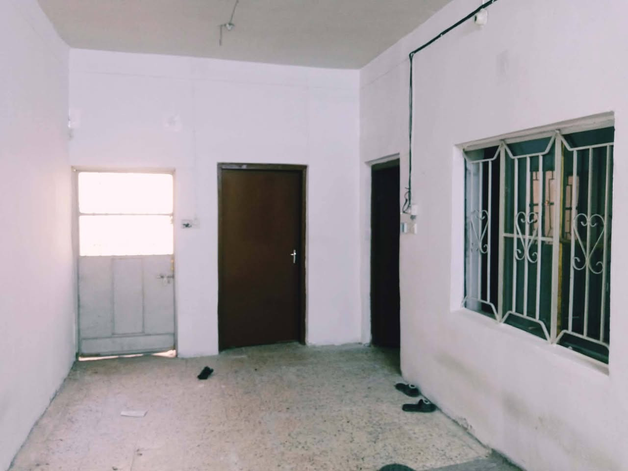 يالله بيت للبيع طابو صرف المساحه 205م فارغ جاهز للسكن يتكون غرفتين صاله مطبخ ستقبال صحيات داخليه خارجية مناور بناء طابوق سقف مسلح خدمات كامله الموقع ممتاز كربلاء طويريج قرب شارع البلديه   استفسار اكثر مراجعة مكتب الجمعيه للعقار مراسله واتصل  
*********** 
***********
