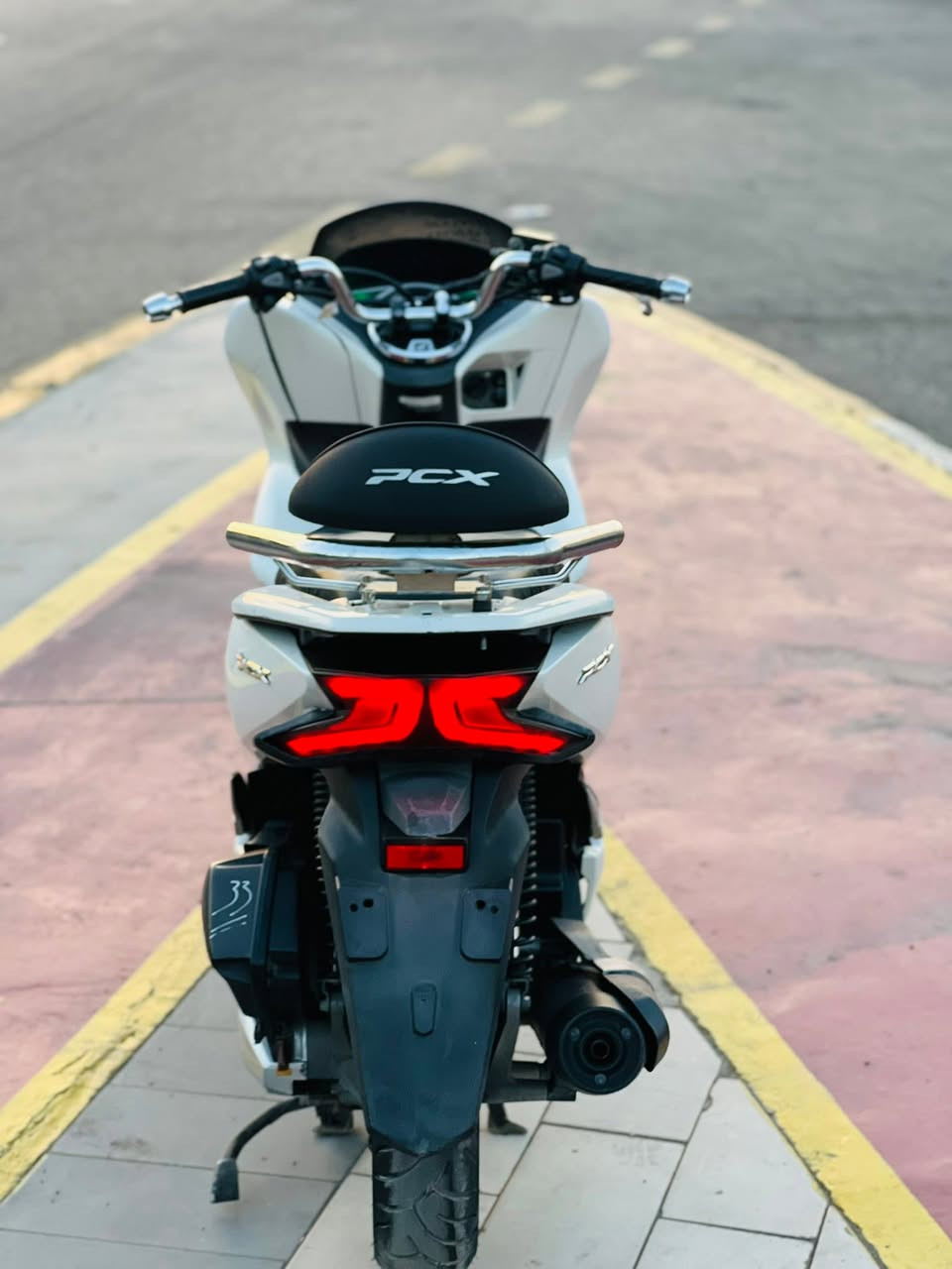 السلام عليكم دراجه PCX ياباني الجيل الثالث للبيع مكينه 150 حساس ازدحام بصمة دكمتين ياباني الاصلي دراجه مكفولة كفاله عامه مال جناي مكينه برغي ممفتوح بيه شلعه معدل فول ماشي 1000 حقيقي السعر مليون 950 بيه مجال بسيط عنواني بغداد للاستفسار ***********

