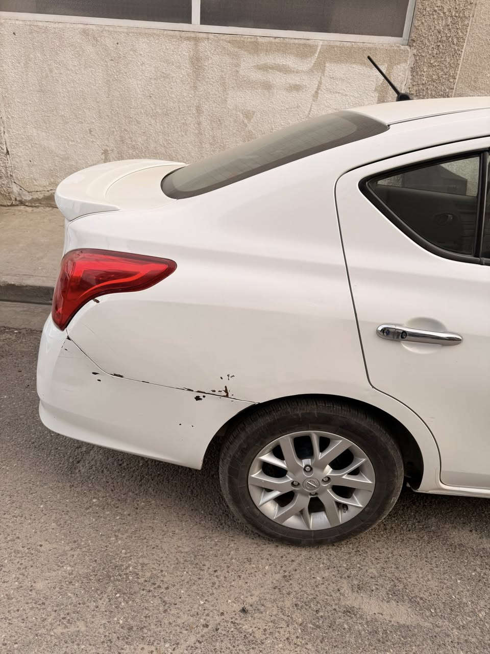 السلام عليكم نيسان سني هندي موديل 24 
ماشية 60الف
رقم اربيل
الجاملغ الامامي مال سايق مبدل 
الجاملغ الخلفي مصلح بارد من جه الراكب
للاستفسار ***********
