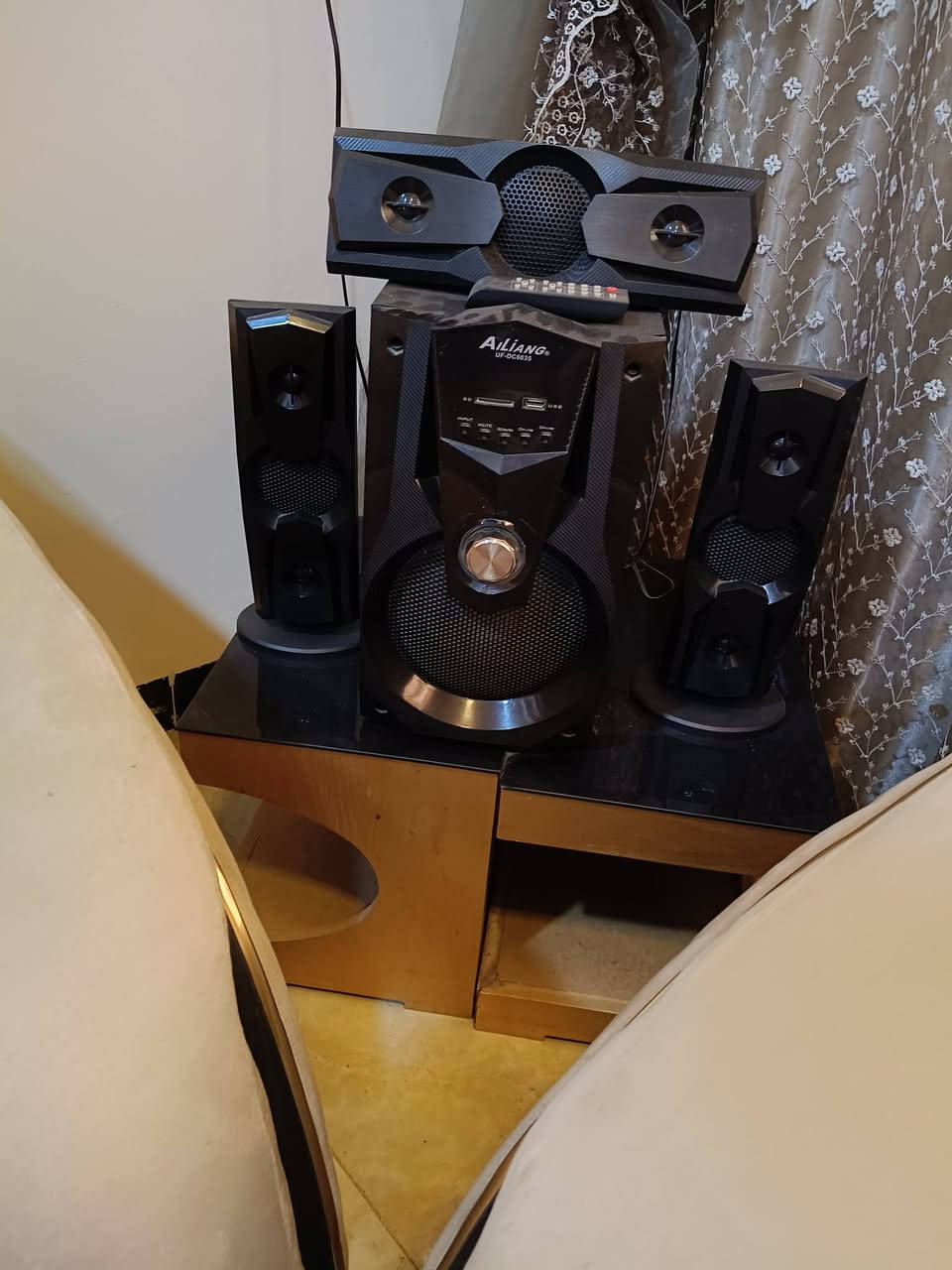 السلام عليكم 
اثاث منزل كامل لبيع كلمن وسعره للاستفسار لاتصال ***********
