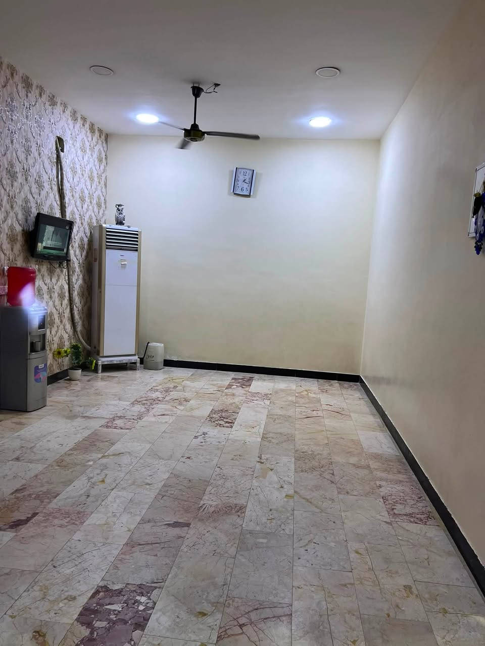 السلام وعليكم
بيت مع اسواق البيع مساحته 200متر الامين الثانيه سكينه الزراعي مقطعه 2على 11 قرب شارع المكاتب 
الاستفسار واتساب /***********
