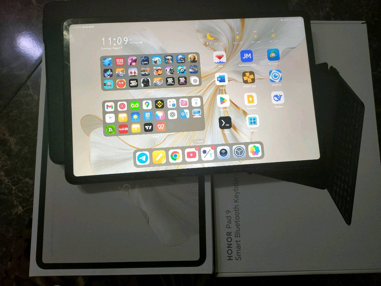 العناون *ناصريه حي الحكيم قرب مطعم الحوراء خلف السريع مقابل اسوق ابو ماهر *///للبيع: جهاز HONOR Pad 9 بحالة ممتازة نظافة 99%
 الموديل: HONOR Pad 9
 المعالج: Snapdragon 6 Gen 1
 النظام: Android 14 مع واجهة MagicOS 8.0
 الذاكرة العشوائية (RAM): 8 جيجابايت + 8 جيجابايت توسعة افتراضية ، بمجموع( 16) جيجابايت
 الذاكرة الداخلية: 256 جيجابايت
 الشاشة: 12.1 إنش بدقة 2560×1600 (2.5K)
 البطارية: قوية وتدوم لفترة طويلة (تدعم الشحن السريع)
 المعالج الرسومي: Adreno (ضمن Snapdragon)
 حالة الجهاز: ممتازة / نظيف جداً
 نظام التحديثات: Google Play محدث (آخر تحديث: أكتوبر 2023)
 مناسب للدراسة، العمل، التصفح، مشاهدة الأفلام والألعاب.
 الملحقات:
( كيبورد حافظة + شاحنه الأصلي + كرتونة الايباد الأصلية )