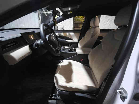 بي وايدي جن بلاص داخل ابيض  
موديل 2025  رقم بغداد داخل ابيض 
ماشيه 9500 كم قابل للزياده رقم بغداد 
السعر 19600  عنوان بغداد بسمايه ***********
