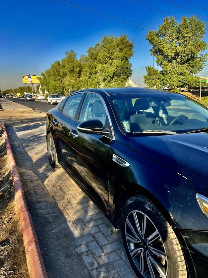 السلام عليكم
Kia optima 2019 
وارد امريكي 
حادثها سرقة فقط
اكرر حادثها سرقة فقط + الايرباكات سليمة 100% يعني ما طاكة 
مواصفات LX الامريكي
🔺حساسات خلفية
🔺 كامرة
🔺شاشة كبيرة Apple car play
🔺نقطة عمياء 
🔺رادار امامي 
🔺رادار جانبي
🔺رادار خلفي 
🔺 اشاير بالمري 
🔺حساس بالمري الجانب
🔺كامره محافظه على اتجاه المساره
🔺تحكمات ستيرن
🔺 سياقة ذاتية
🔺مثبت سرعه
🔺اوامر صوتيه
🔺تبريد بيانو
‏🔺 LED نهاري +ليلي
🔺مخدة بالكشن وتكدر تتحكم بيها كهربائي
🔺 ويل حجم 19
🔺 منافذ USB
🔺 شاشة عطلات
🔺 3 وضعيات قياده eco ,comforte , 
‏sport
🔺الاسبير جديد ومعداته موجوده
🔺شاشة ترفيه ذكية 8 بوصة: تدعم Apple CarPlay و Android Auto، لتربط هاتفك، وتستمع لخرائط Google والموسيقى المفضلة لديك بكل سلاسة وبنظام صوتي نقي من 6 سماعات.
‎🔺 🛡️ الأمان والسلامة (راحة بال عائلية)
هذه النسخة تأتي مجهزة بحزمة Kia Drive Wise المتطورة للأمان، والتي تجعل القيادة آمنة تماماً:
• رادار كشف النقاط العمياء (Blind-Spot Monitoring): لتنبيهك أثناء التجاوز.
• نظام الحفاظ على المسار والتحذير من الخروج عنه: يحميك من التشتت أثناء السفر.
• مانع اصطدام أمامي ذكي مع كاميرا خلفية وحساسات: لركن السيارة في أضيق الأماكن بدون أي عناء.
⚙️ الأداء والعملية (قوة واقتصاد)
• المحرك الشهير (2.4L بقوة 185 حصان): عزم وقوة استثنائية للاستخدام اليومي والسفر، متصل بناقل حركة أوتوماتيكي بـ 6 سرعات (Sportmatic) يمنحك تجربة قيادة ناعمة وممتعة.
• أنظمة القيادة المتعددة (Drive Mode): اختر بين الوضع الرياضي (Sport) للحصول على أقصى أداء، أو وضع (Eco) لتوفر الوقود بشكل مبهر جداً في المشاوير اليومية.

السيارة مفوله ونظيفه وما ملعوب بيها (نظيفه من الاخر) 
ماشيه 57 رقمها دهوك 
السيارة باسمي ثاني يوم تحويل
مبدل بيها جاملغ والبنيد تبديل فقط
وهاي صورها 
السعر146$ وبيها مجال كلش بسيط حك الجيه
مكانها بغداد /الدورة -الصحة 
***********
غير متواجد عالفيس
