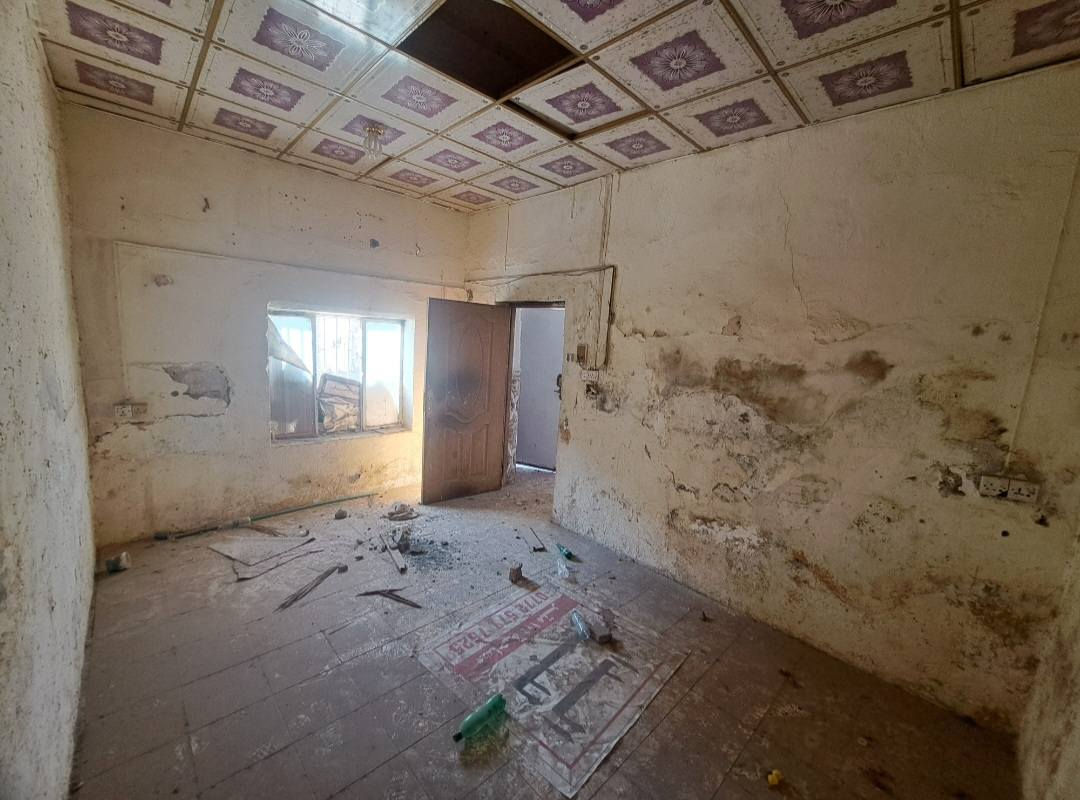 السلام عليكم ​متوفر بيت للإيجار في البصرة  منطقة الجمهورية الثانية خلف مطعم ماريو موقع استراتيجي (ركن) يسهل عملية التحميل والتفريغ
​✅ مواصفات البيت
​الموقع: ركن (سهولة كبيرة في وصول السيارات وحركة البضائع)
​التفاصيل يتكون من 3 غرف واسعة + استقبال كبير + مطبخ ومجموعة صحية
​الاستخدام العقار مخصص كـ مخزن أو للأعمال التجارية (علماً أن البيت غير صالح للسكن)
​⚠️ ملاحظة بخصوص الكهرباء
الكهرباء حالياً مفصولة عن البيت وفي حال رغبة المستأجر بربطها يتطلب الأمر مراجعة الدوائر المعنية من قبله
​💰 سعر الإيجار 300,000 دينار عراقي شهرياً
​📞 للتواصل والاستفسار، يرجى الاتصال على الرقم
***********
