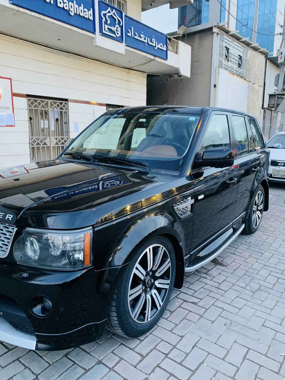اعتقد انضف واجدد رانج مديله  
مكفوله كفاله عامه من رصعه 

رانج روفر ٢٠١٣ اصل  luxury فول
خليجي وكالة سردار
محرك ٥ آلاف المرغوب 

رقم بغداد الجديد مميز

ماشيه ١٠٠  كيلو متر

المواصفات

-تبريد وتدفئة شغالات فول

-تخم تاير جديد

- بصمة ابواب ٥

- بصمة تشغيل

- فتحة سقف سلايد

- داخل لونين جديد بلادي لوك 

- ٣ شاشات

كامره خلفيه

- كشنات جلد +تدفئة امامي وخلفي +كهرباء

-جكات شغاله كاملة جوبلسات

- حساسات اصطفاف امامي / خلفي

- كشنات ميموري خزن

- مري قلاب مع البك

صندوك شفط كهرباء

وينفصل قطعتين

- هاند بريك بصمة كهربائي

- منظومة زينون داينامك متحرك يعني البجم كله زينون اصلي بلادي 

Harman kardon سستم صوت -

- ثلاجة بلجكمجه شغالة

تبريد قطعتين

- ستيرن كهرباء وتدفئة

تحكمات ستيرن كاملة
 
كتلوكات وعده طوارى بلاديه 
حتى سبير مانازل
مبيها اي نقص 

السياره جاهزه وحلوه شوفتها احلى بالواقع 

باسمي شخصين وتحويل ثاني يوم 

السعر : ١٥٠ $وبيها مجال بسيط 
بيع او مرارس 

عنواني بغداد الشعله 

رقم الاتصال*********** واتساب
