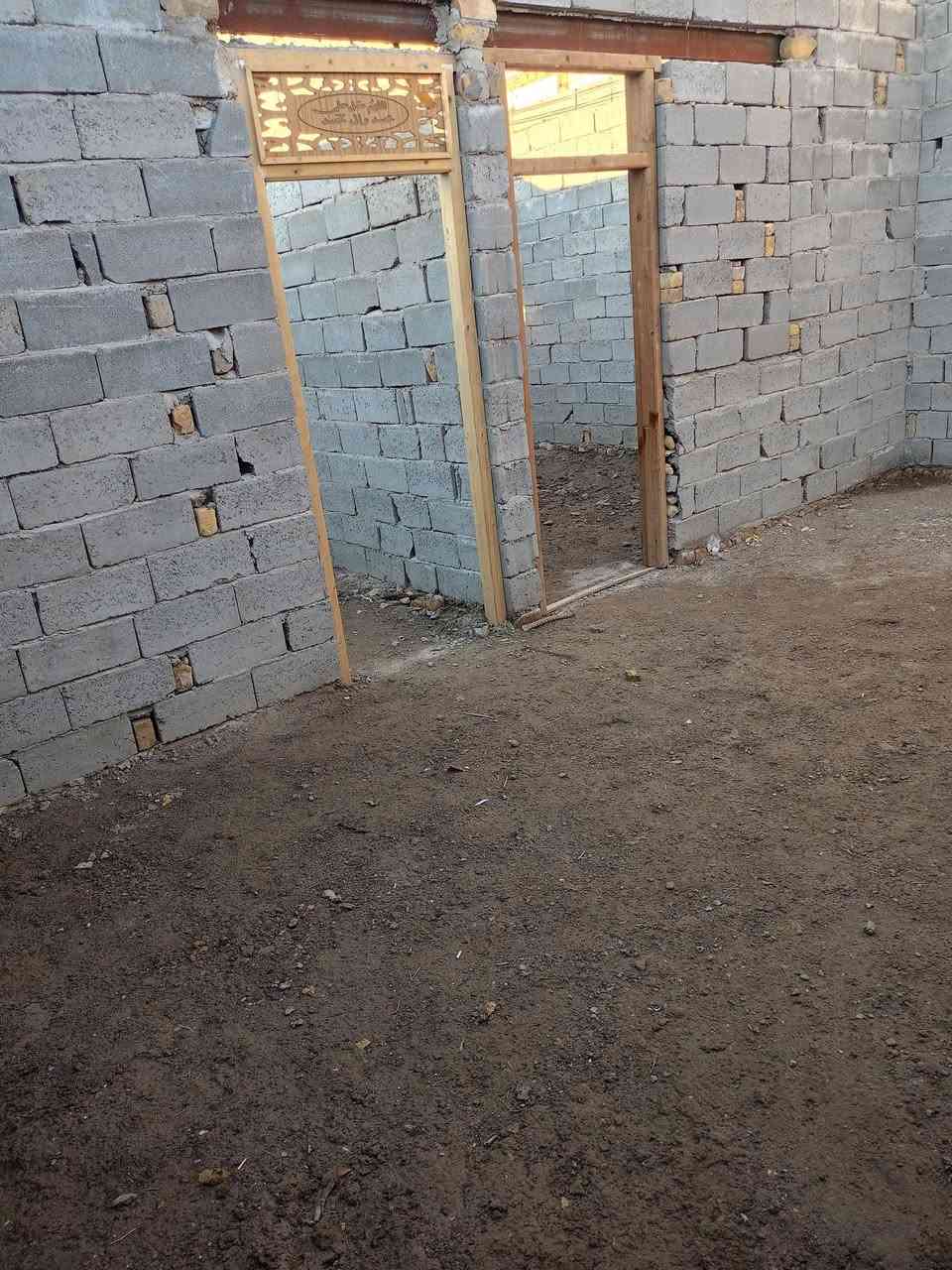 ‬‏ بيت لبيع زراعي يتكون من غرفتين وصاله ومطبخ وصحيات تفاصيل خاص *********** الحمد يم نزلت شيخ بيت مامسكوف هيكل 150متر
