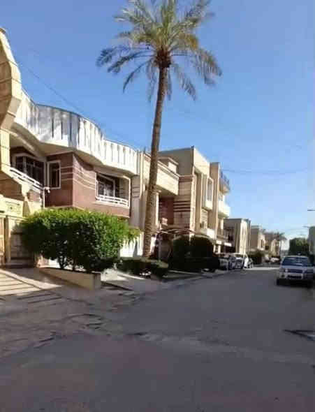 يوجد دار للإيجار مؤثث مساحه 200 مً زيونه ظهر مول زيونه 714 شارع عريض رصيف عريض  يتكون من 6 غرف نوم صاله استقبال خدمات مطبخ   للاستفسار والتصوير الاتصال ع الرقم *********** محمد الشمري
