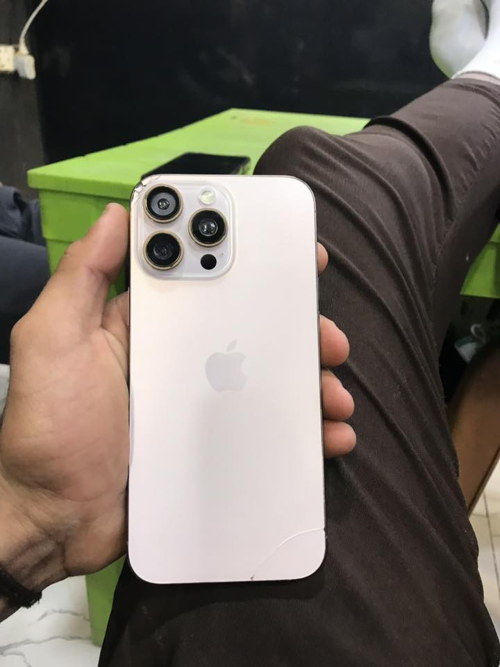 اسلام عليكم ايفون ١٦ برو ماكس بطاريه ٩٤ ذاكره ٢٥٦ مبدل فقط شاشه وكامره خلفيه غير شغاله فيس ايدي شغال السعر ٨٥٠ وعدد الدورات ٣١٨ الجهاز جديد ***********
