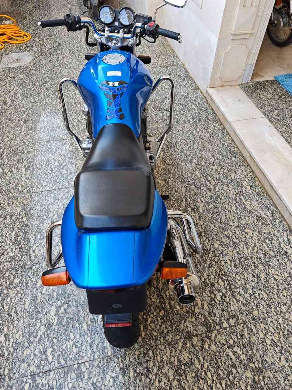 سيبي فور ٤٠٠ نوزل مكينه بيضه ماشيه ٢٩ حقيقي دراجه صارلها شهرين نازله ماطالعه هواي بشارع نضافت شوفت العين كفاله عامه مكاني ميسان وسعر اتصل وتدلل ***********
