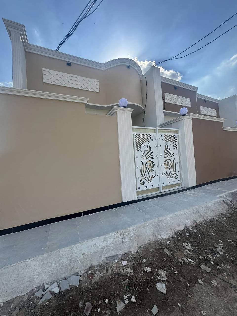 سلام عليكم
بيت للبيع مساحة 110م
يبعد عن الشارع 100م ركن عله شارعين 
يتكون من استقبال ومطبخ وصاله وغرفه ومنور وصحيات
البناء بلوك درجه أولى 
كهرباء والماء كله ضمان مفتوح مدى الحياه فول ومكفول 
العنوان الخماس مقابل المستوصف الغدير نزله بيت داور  
ملاحضه /البيت اليوم كمل /المنطقه مجاري وكهرباء 
***********
***********
