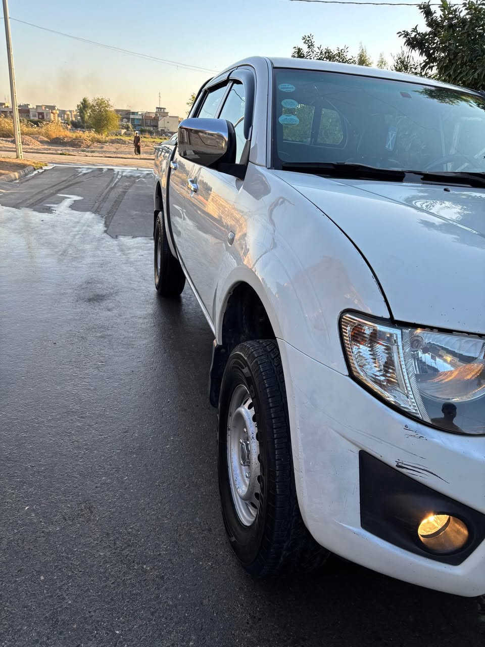 السلام عليكم 
ميتسوبيشي 4X4 L200
موديل ٢٠١٣ كاز (ديزل) ماشية ١٨٤ كم 
السيارة نظيفة جداً مكفولة من اي ضربة
محرك بلادي انجكتر تبريد شغال تدفئة تخم تاير جديد صدر جديد شاشة كبيرة كاربلاي كامرة خلفية وامامية داش كم 
مكان السيارة بغداد الراشدية قريب على سيطرة الشعب القديمة والسيارة باسمي تحويل ثاني يوم 
للاستفسار اكثر الاتصال على الهاتف او على الواتساب 
*********** 
***********
السعر : ١٣٢$ وبيهه مجال الفارس, صلاح الدين
