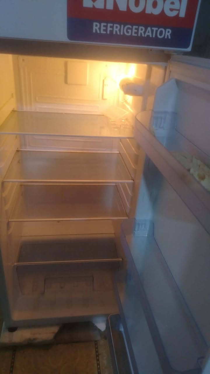 ثلاجه جديده ستعمال قليل حجم كبير بيع مستعجل لاتصال عل رقم سعرها ٣٥٠ بيها مجال ***********ديوانيه حي العسكري يم فلكه العلماء

