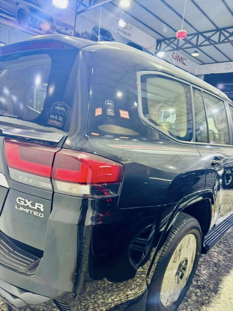 السلام عليكم لاند كروز م24زيروكليومتر لمتدد
فول موصفات 3شاشات 

شباج شمعه 

كأمره اماميه 

رقم بغداد جاهزه من كلشي زيرو معروف موصفات البريم 

داخل بيجي 

لسعر 745بيها مجال 

مكاني بغداد 

***********
