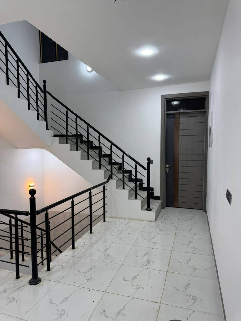 السلام عليكم 
بيت للبيع مساحة 100 متر طابو زراعي 
موقعه ( بكاع بيت بنية فرع 29 على اليمين ).
بناء طابقين شغل فول درجة اولى  السعر 120 مليون وبي مجال للشراي .
الاتصال على الرقم ***********
